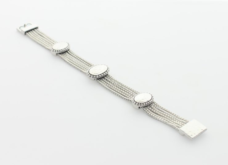 A photo of the Magentic Link Bracelet product