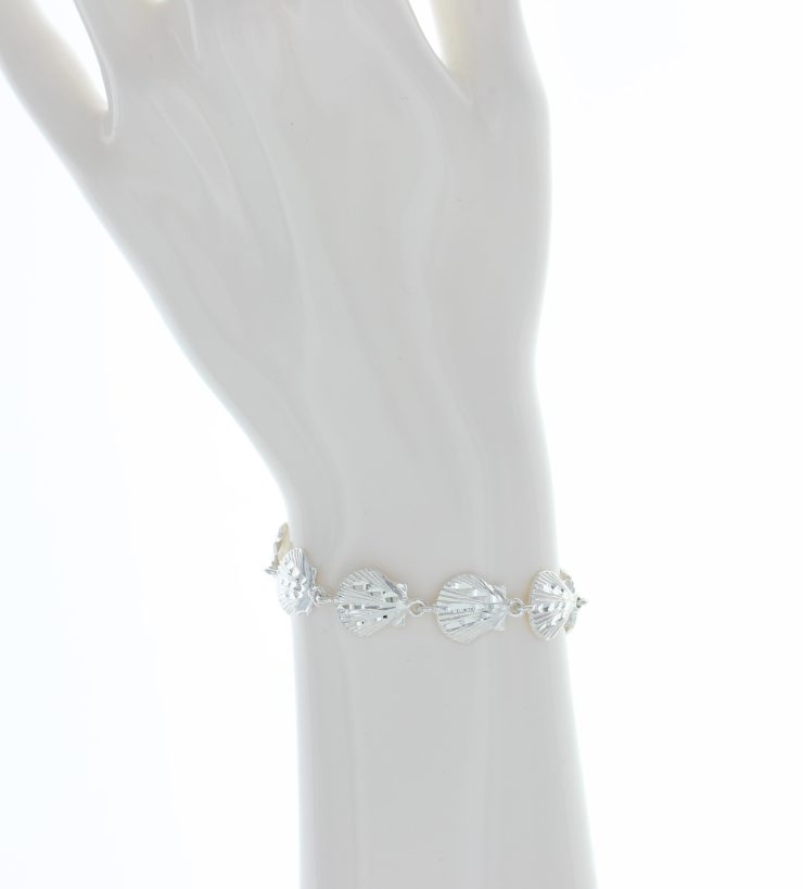 A photo of the Shinny Scallop Shell Bracelet product