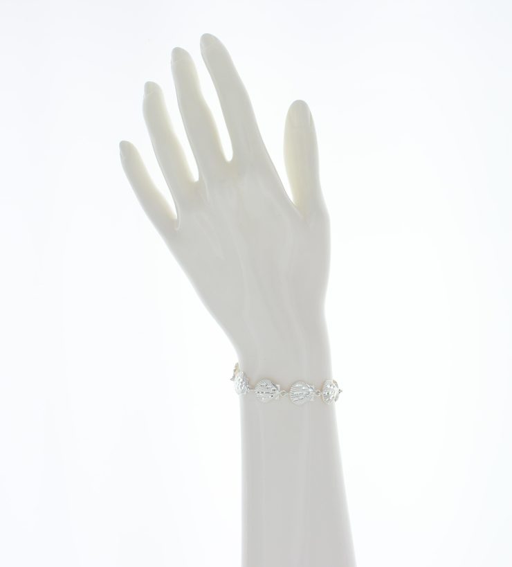 A photo of the Shinny Scallop Shell Bracelet product