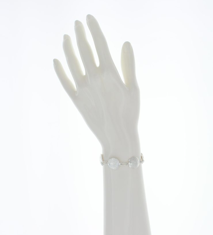 A photo of the Large Scallop Shell Links Bracelet product