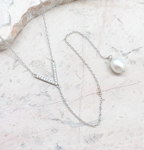 A photo of the Pearly Shine Necklace product