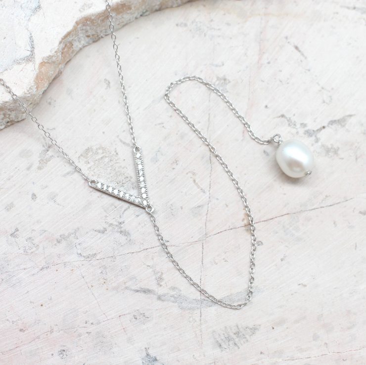 A photo of the Pearly Shine Necklace product