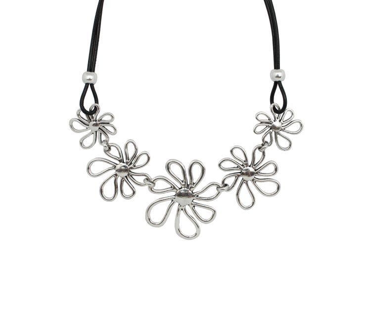 A photo of the Metals Flowers Necklace product