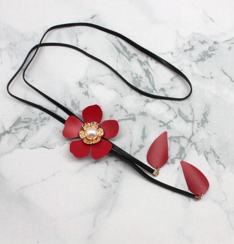 A photo of the Fields Of Daisies Necklace product