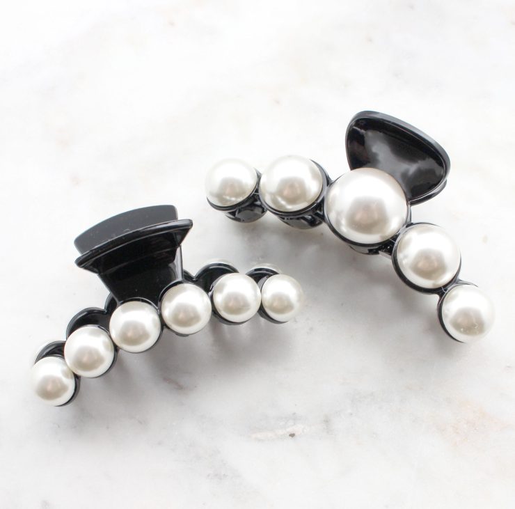A photo of the Black Pearl Claw Clip product