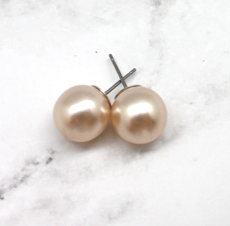A photo of the Perfect Pearl Earring Champagne product