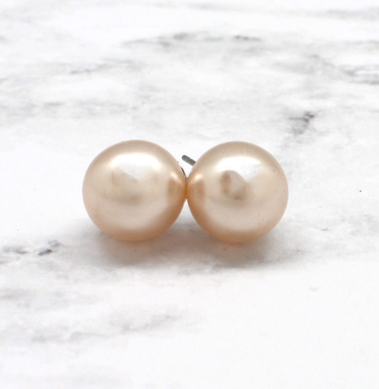 A photo of the Perfect Pearl Earring Champagne product