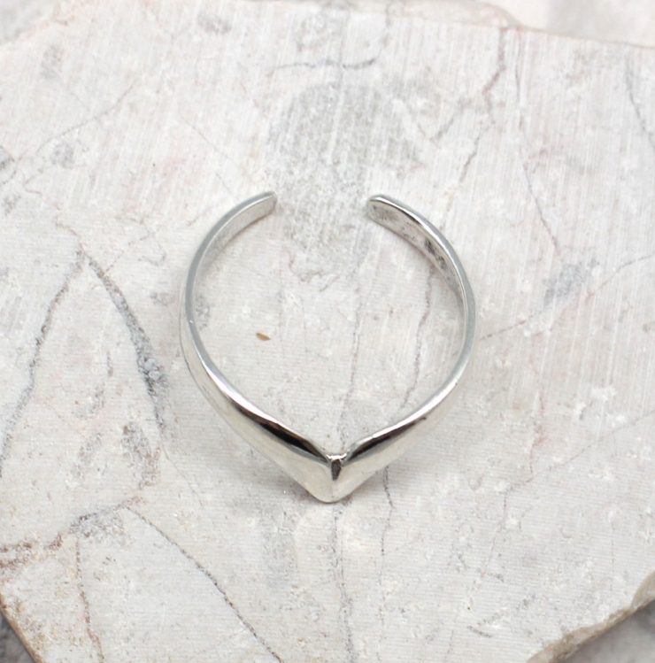 A photo of the The V Toe Ring product