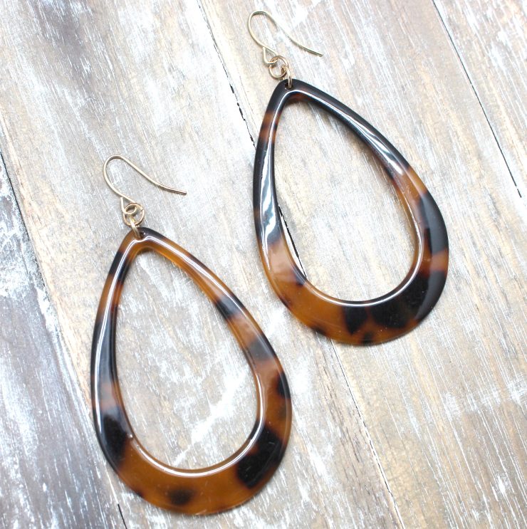A photo of the Teardrop Earrings product