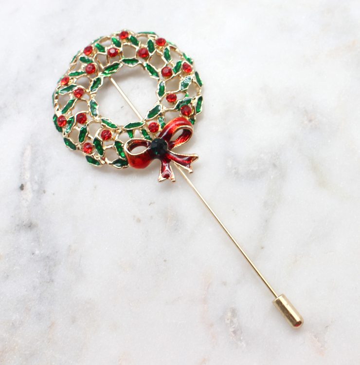 A photo of the Christmas Wreath Glasses Holder Pin product