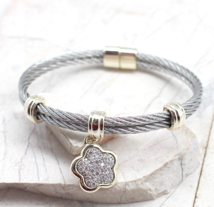 A photo of the Clover Magnetic Bangle product