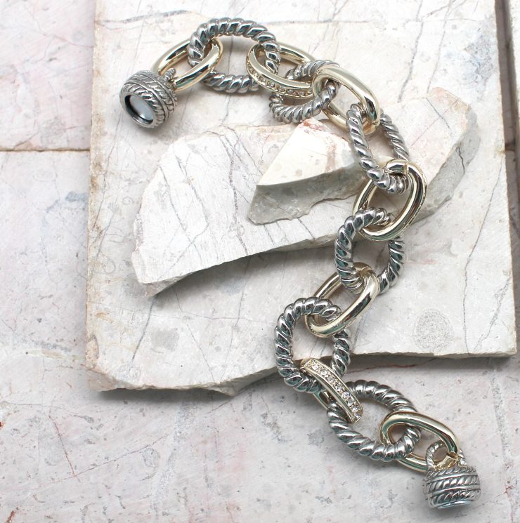 A photo of the Textured Chain Link Magnetic Bracelet product
