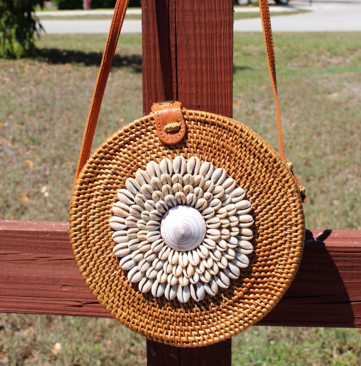 A photo of the Shell Straw Cross Body Purse product