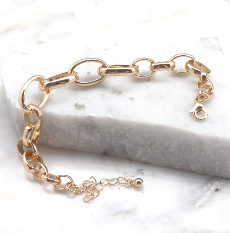 A photo of the Oval Chain Bracelet product