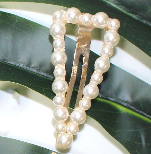 A photo of the Pearl Triangle Snap Barrette product