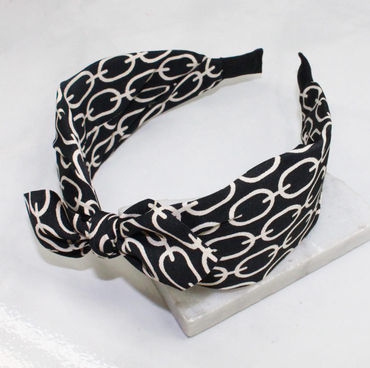 A photo of the Black & Cream Link Headband product