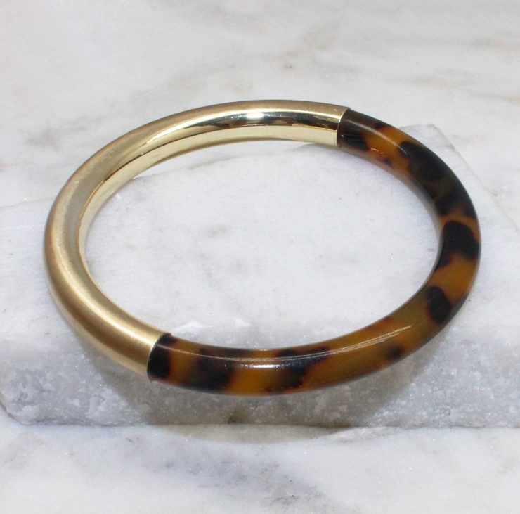 A photo of the Tortoise Shell Bangle product
