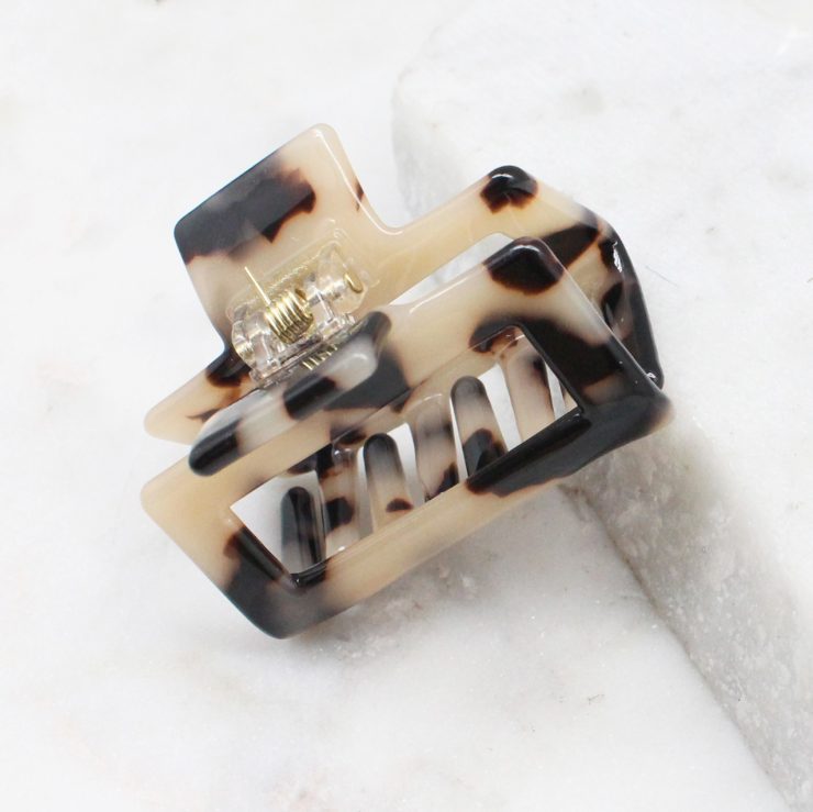 A photo of the Beige Tortoise Shell Claw Clip product