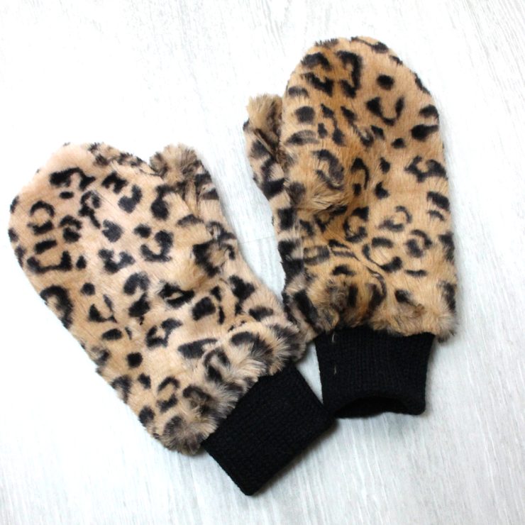 A photo of the Leopard Mittens product