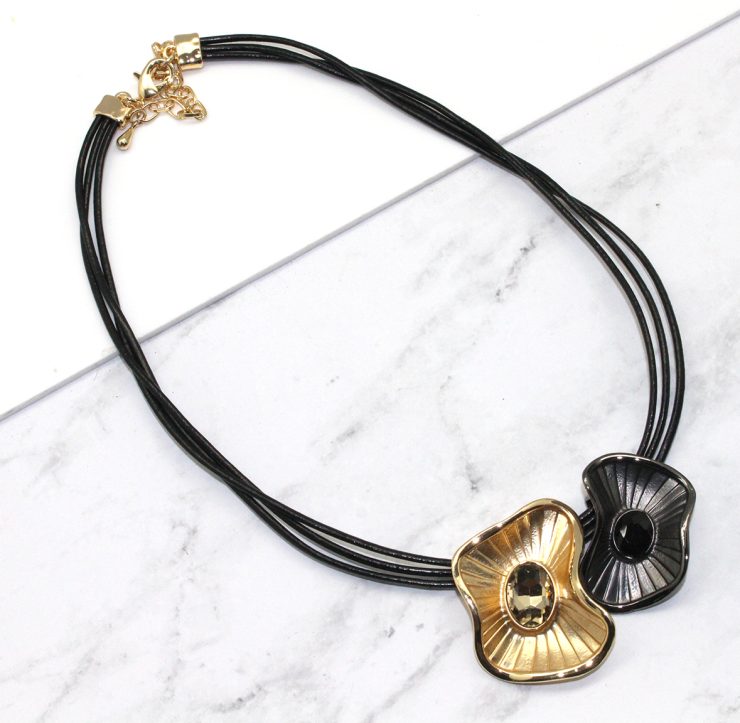 A photo of the Wavy Floral Necklace product