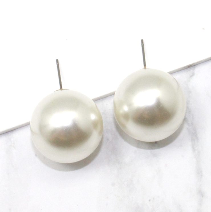 A photo of the Angeline Pearl Earrings product