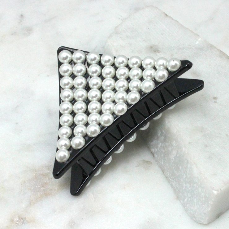 A photo of the Triangle Pearl Claw Clip product