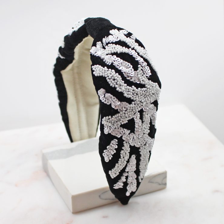 A photo of the Black & White Beaded Headband product