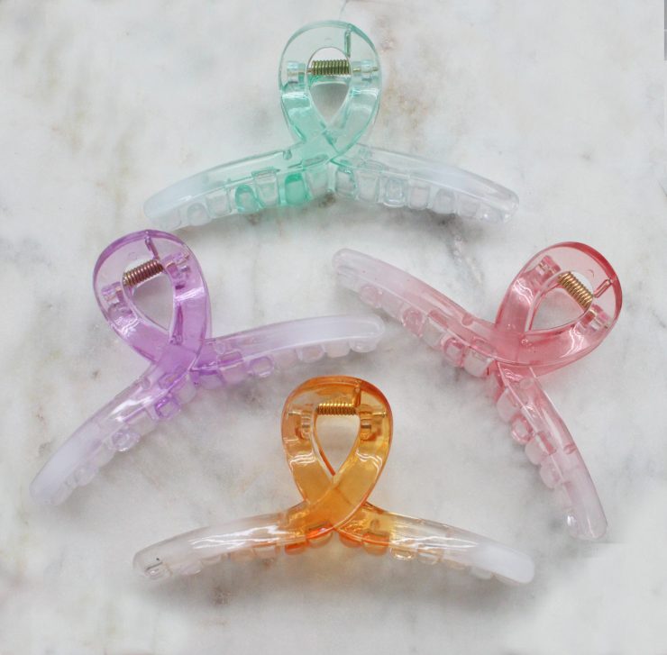 A photo of the Ombre Twist Jaw Clip product
