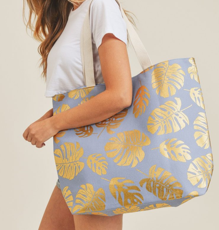 A photo of the Palm Leaf Tote In Blue product