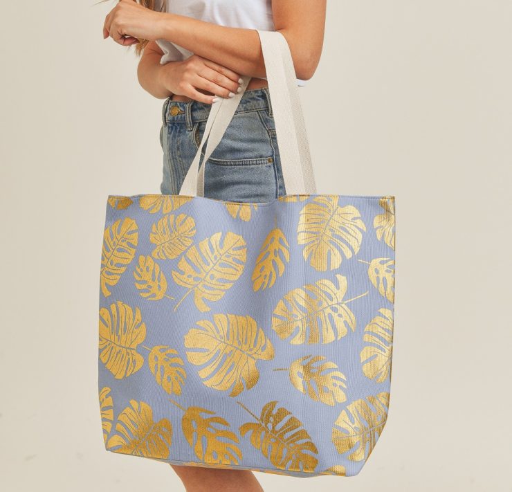 A photo of the Palm Leaf Tote In Blue product