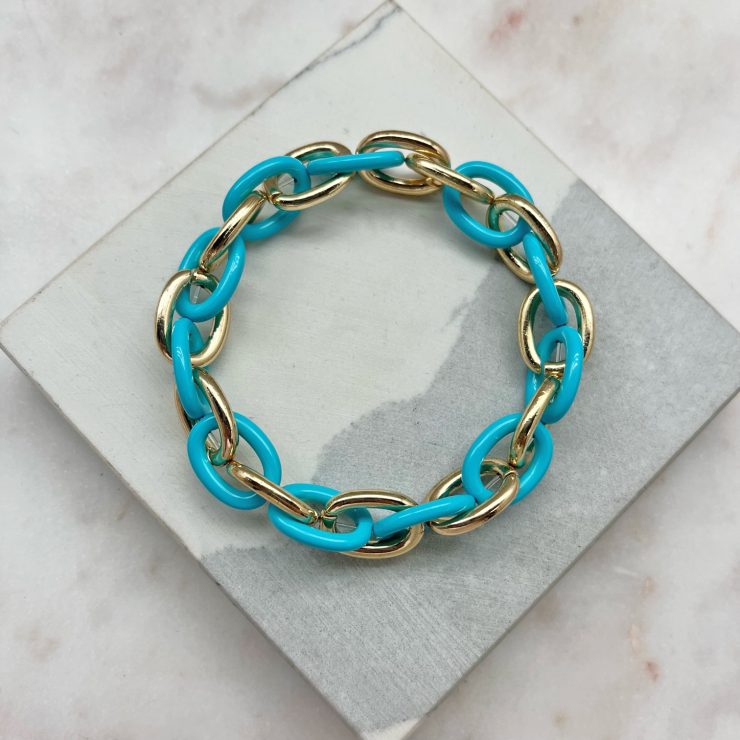 A photo of the Turquoise & Gold Link Stretch Bracelet product