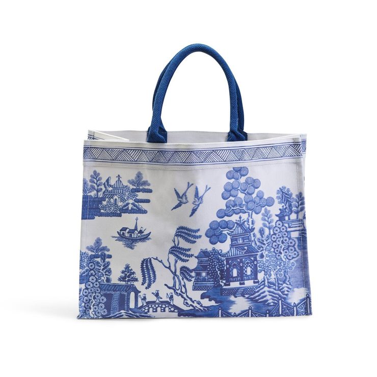 A photo of the Chinoiserie Tote Bag In Blue Willow product