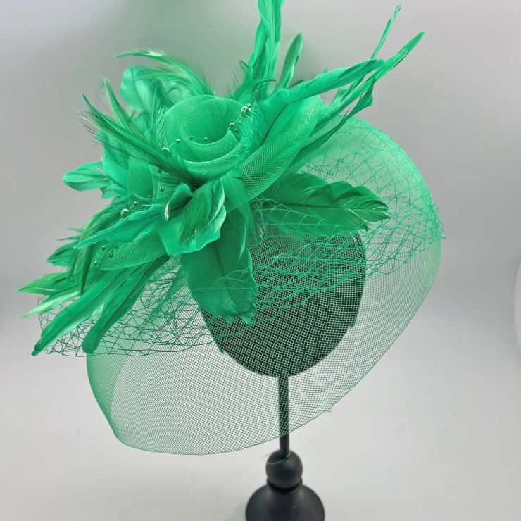 A photo of the Frida Fascinator in Kelly Green product